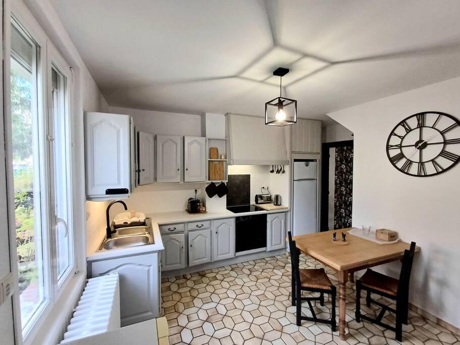 Maison De Village Avec Jardin Torpes  Bagian luar foto